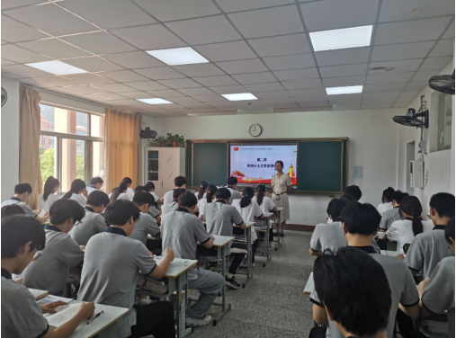 潜心钻研练内功 迎评授课展风采