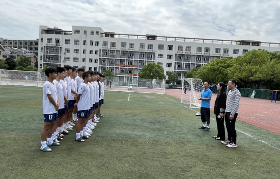校足球队召开市青少年足球冠军赛安全教育会议