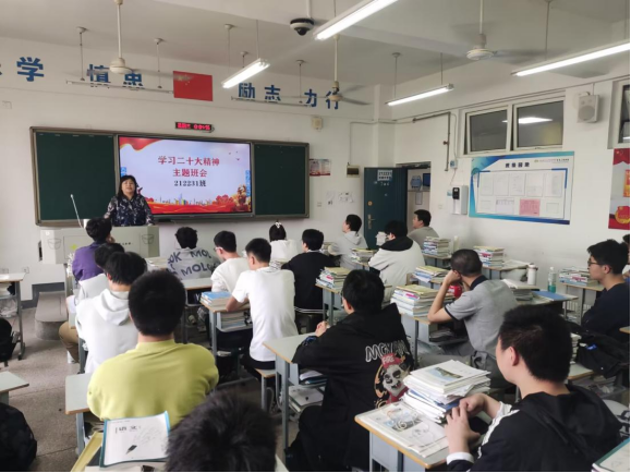 基础教学部党总支党员杭红霞开展党员进班级活动