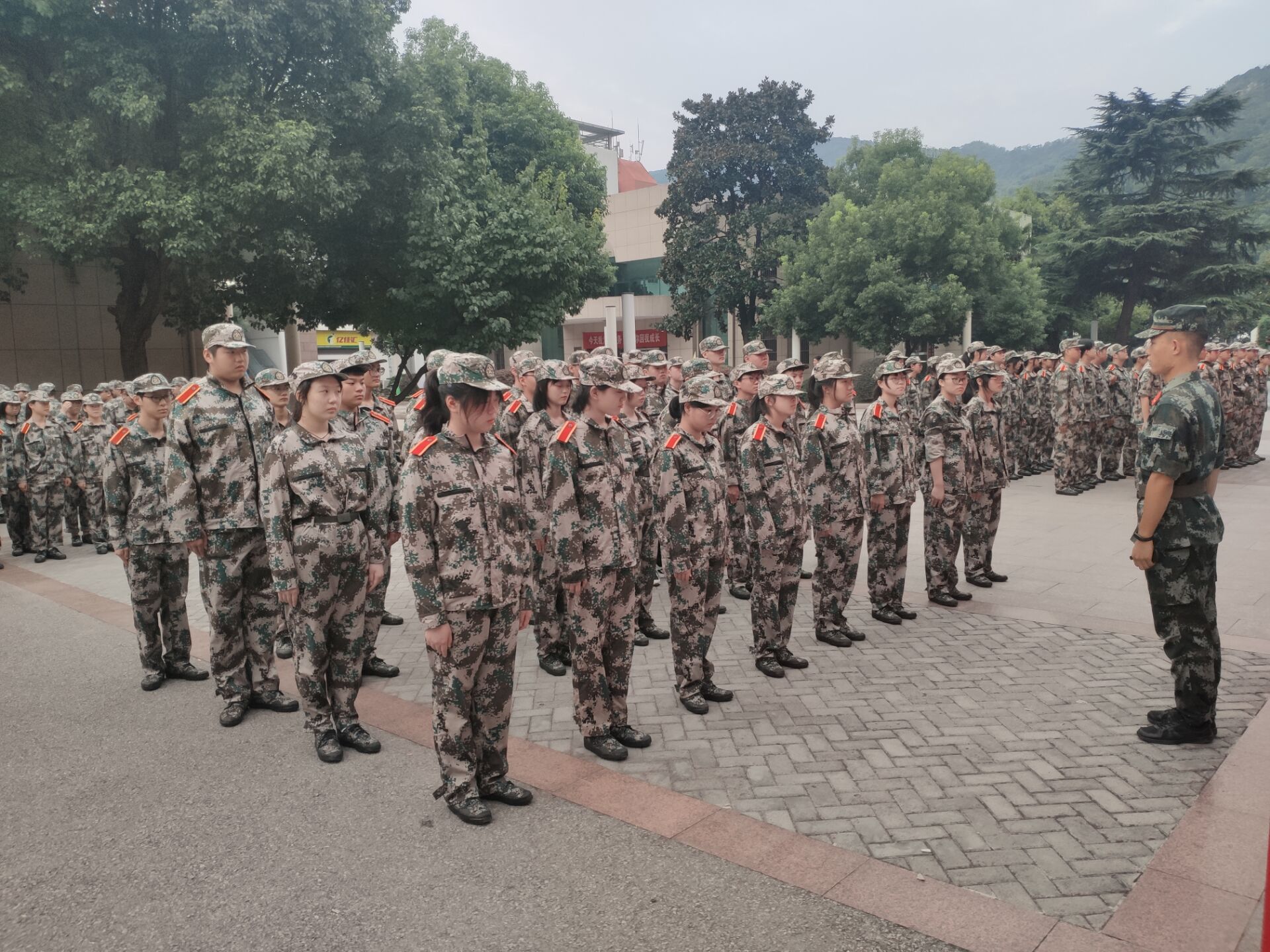 骄阳似火励众志,正步齐迈壮豪情 ——信息管理学院2020级新生军训进行时