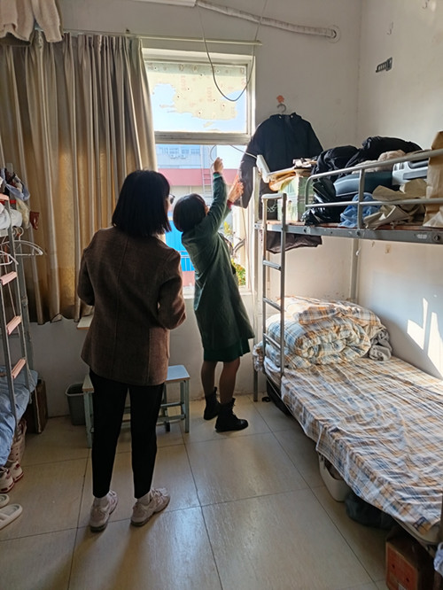 党委副书记朱雨兰深入宿舍，力推安全生产月工作落地生根